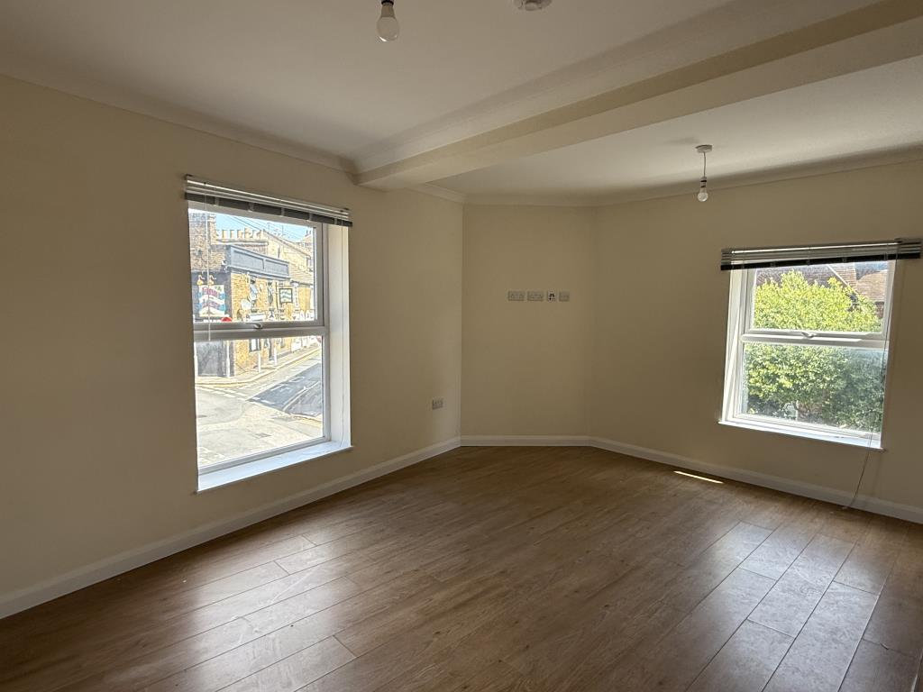 Lot: 30 - LARGE FREEHOLD RESIDENTIAL INVESTMENT ARRANGED AS SIX FLATS - Living Room/Dining Room of Flat E